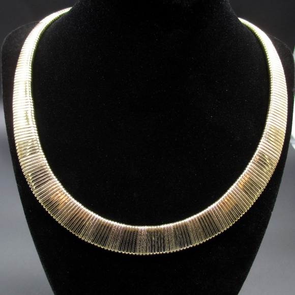 Jewelry - Vintage 19 Inch Stunning Unique Gold Tone Necklace